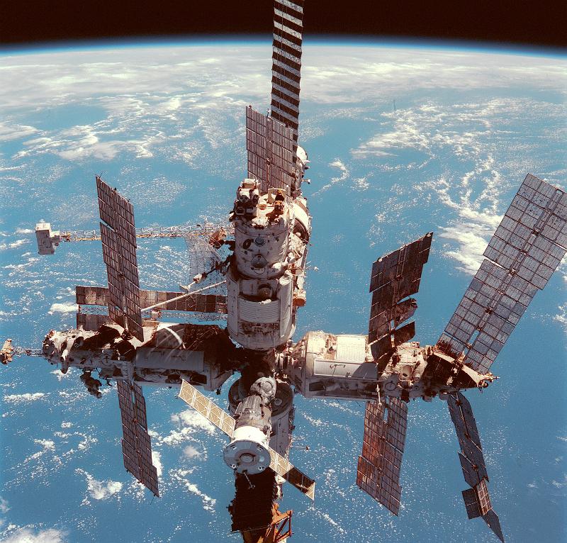 Оснащение оборудованием космической станции «Мир»
